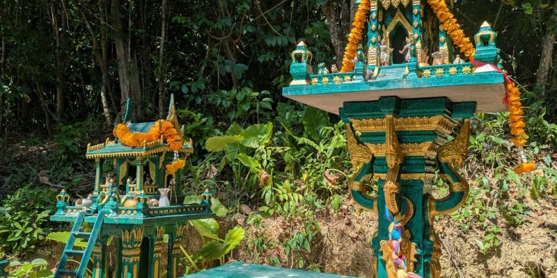 Am Beginn des Trails steht ein buddhistisches Gebetstempelchen.