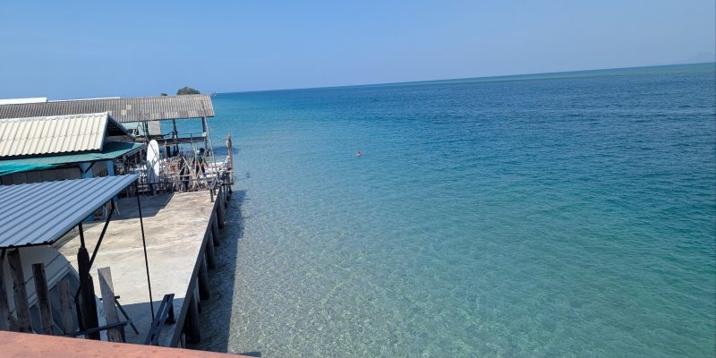 Blick von der (öffentlichen) Terrasse, den Strand entlang