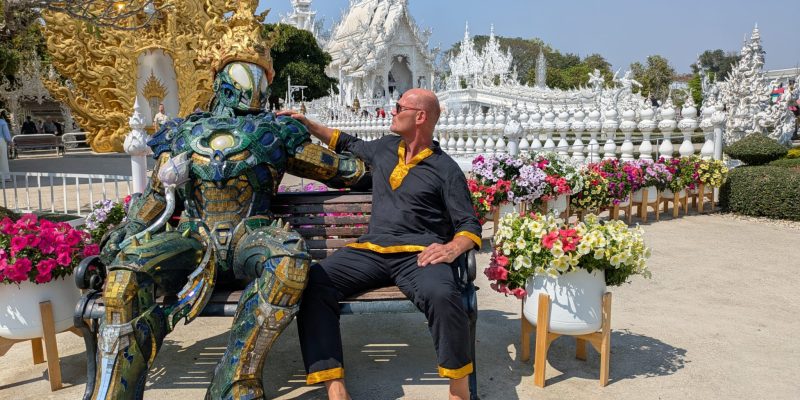 Iron Man (Thai-Version) und Rob bequatschen die nächste Heldentat 2025-02-15 Iron Man und Rob