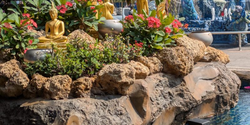 Ausnahme: Ein bunter Brunnen! Bunter Brunnen am blauen Tempel
