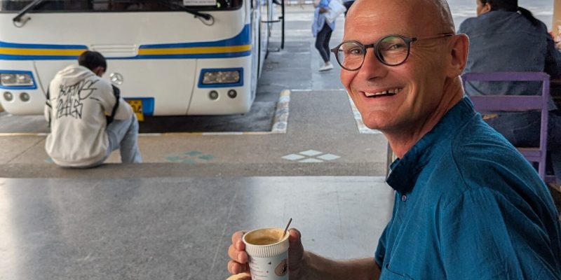 Am Busbahnhof ist noch Zeit für Kaffee, auch wenn der Bus schon da steht PXL_20250217_110345409.MP