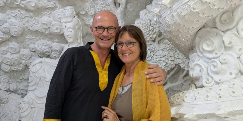 Der Buddha ist im Innern reich verziert - alles in weiß! Rob und Gudrun im Buddha