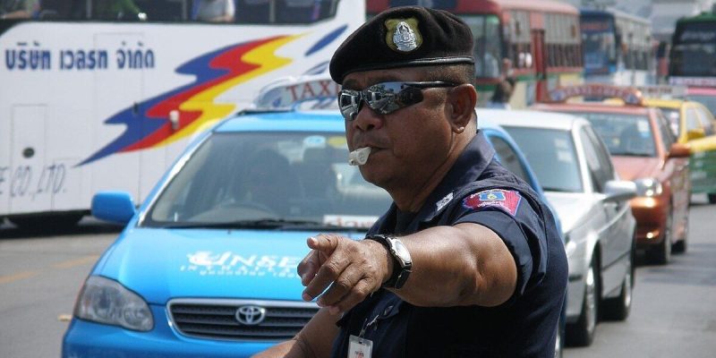 ...und plötzlich wirst Du rausgezogen! Thai-Polizist