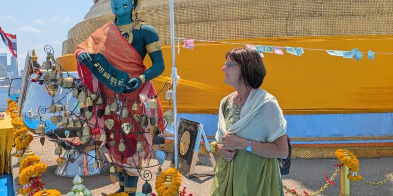 Gudrun mit blauer Figur
