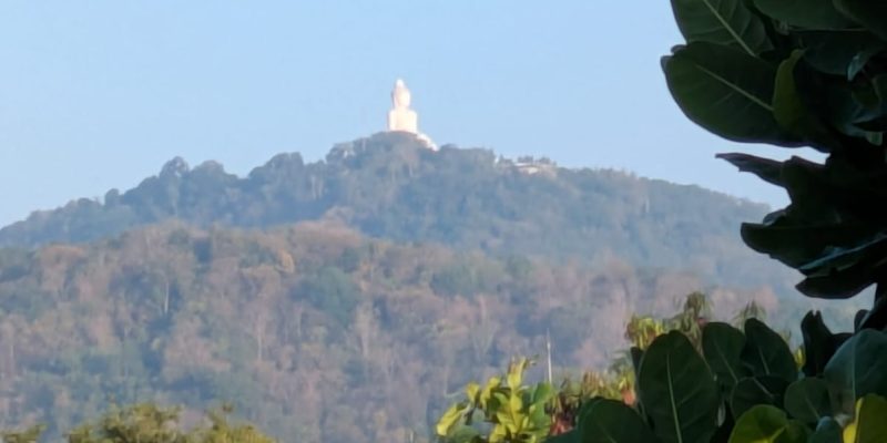 ...mit direktem Blick auf den "Big Buddha", der etwa 2km entfernt und 45m hoch ist... wp-17409894271433040083873359380353